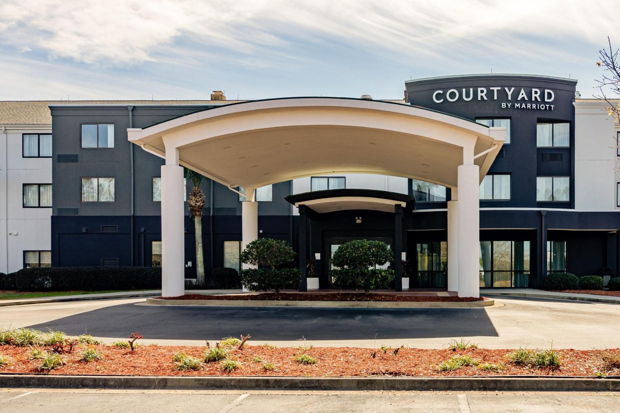 Courtyard Brunswick Hotel Exterior photo